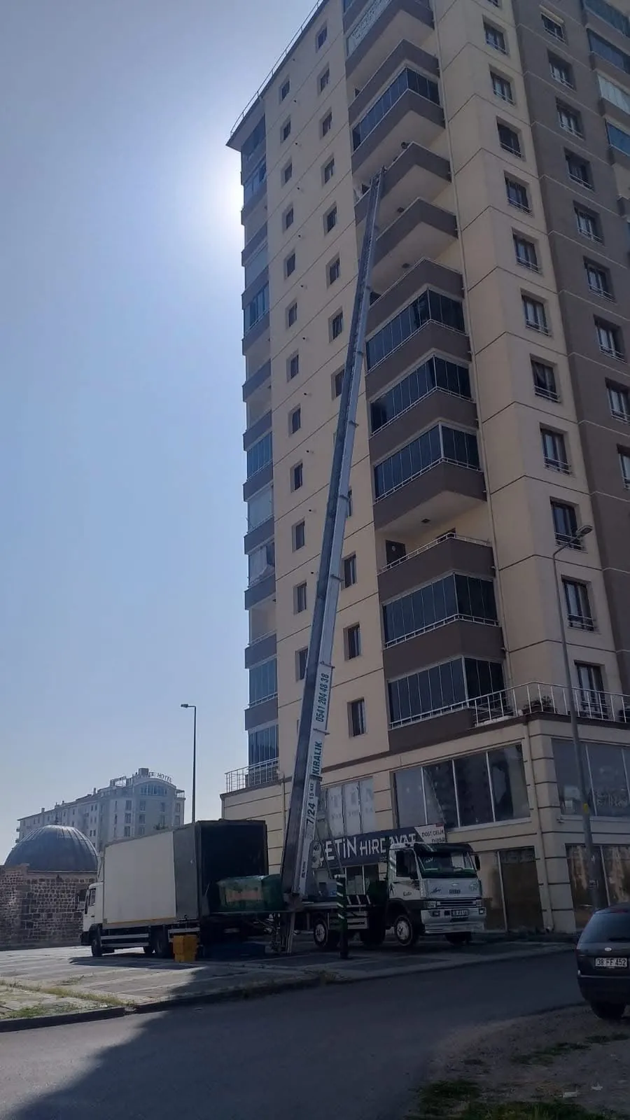 Kayseri'de yüksek katlı bir binanın balkonuna uzanan Öztürkler mobil eşya asansörü