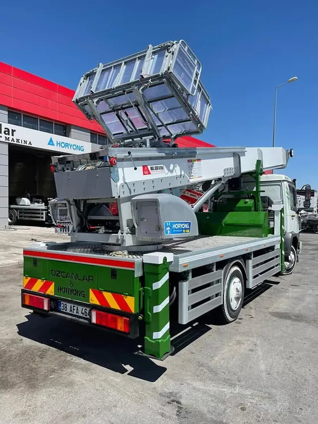 Mobil asansör platformu ve aracın arka görünümü