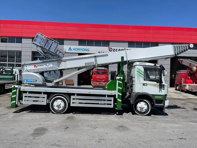 Öztürkler Horyong mobil asansör aracının yandan görünümü