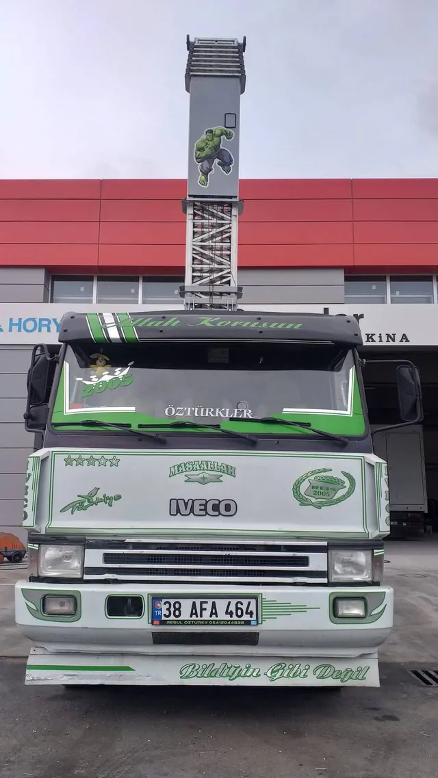 Öztürkler yazılı yeşil ve beyaz Iveco mobil asansör aracı
