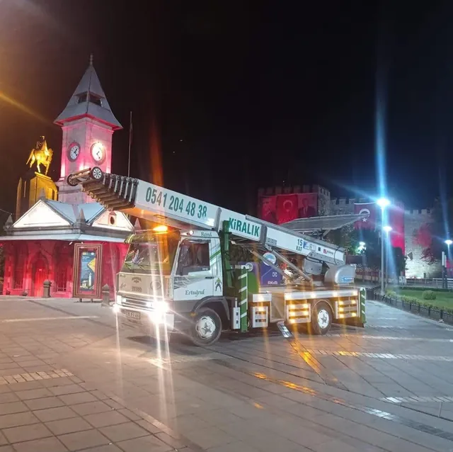 Kayseri Saat Kulesi önünde gece çekilmiş Öztürkler asansör aracı